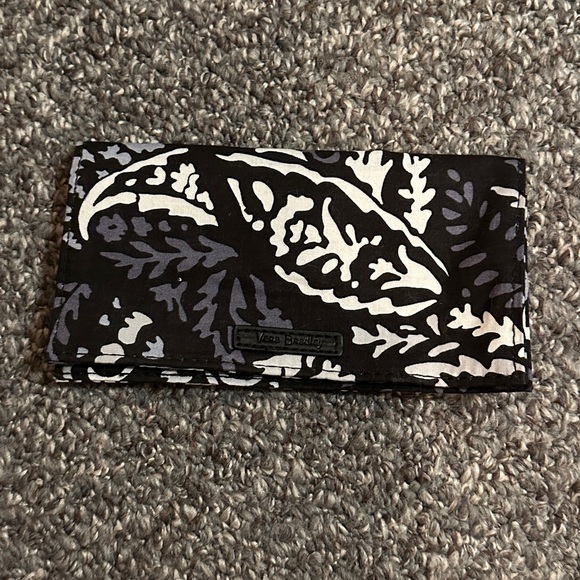 NWT Brand new, never used Vera Bradley Checkbook Cover in Paisley Noir pattern - Picture 1 of 4